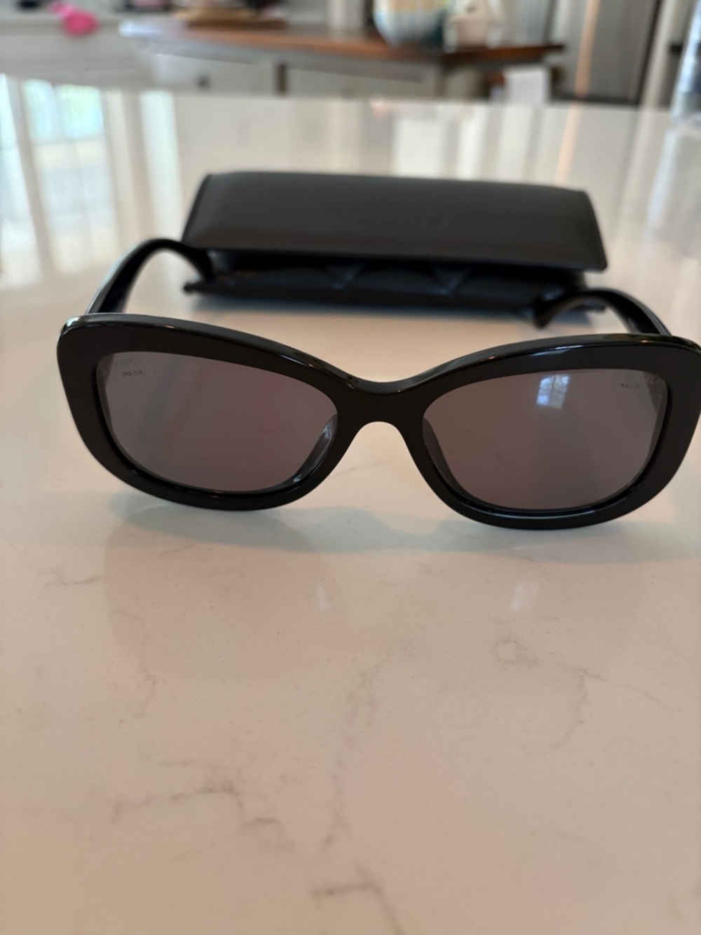 CHANEL Black Glossy Oversized Round-Edge Sunglasses - Picture 3 of 5